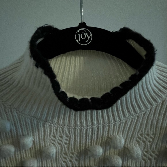 BCBG Maxzariga Fun cozy cropped sweater Cream with black trim - Picture 9 of 13